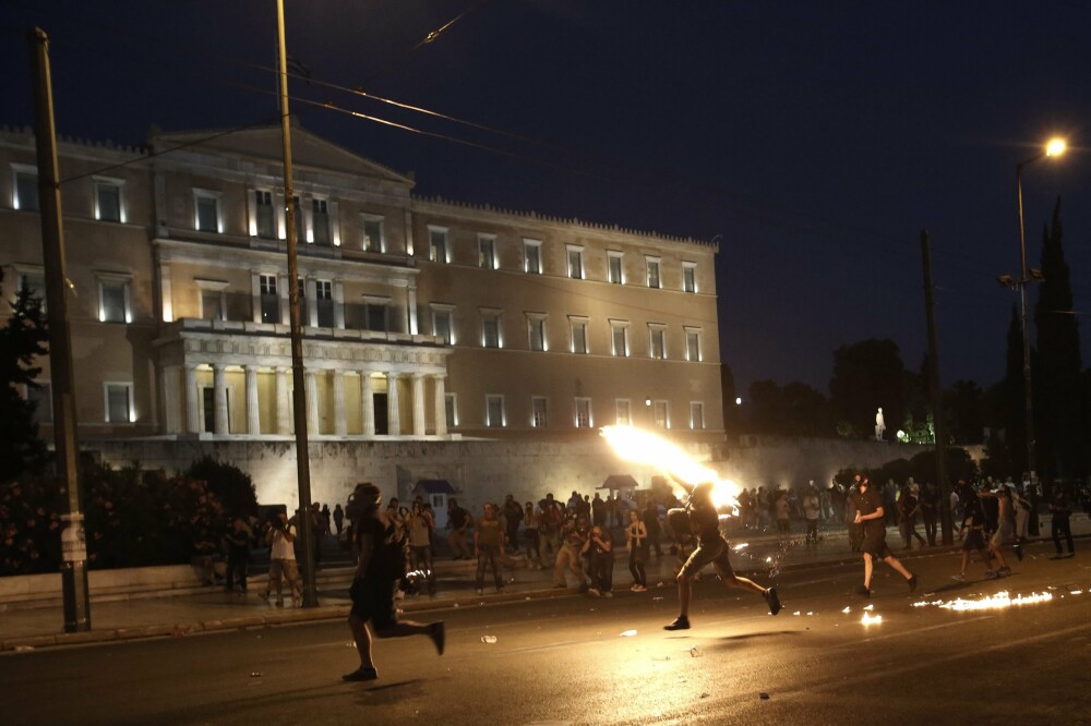 Haos si disperare in Atena. Imaginile unei nopti in care nervii grecilor au cedat dupa saptamani de tensiuni. GALERIE FOTO - Imaginea 1