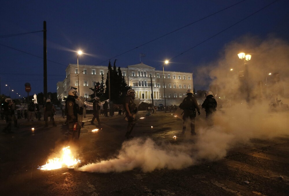 Haos si disperare in Atena. Imaginile unei nopti in care nervii grecilor au cedat dupa saptamani de tensiuni. GALERIE FOTO - Imaginea 2
