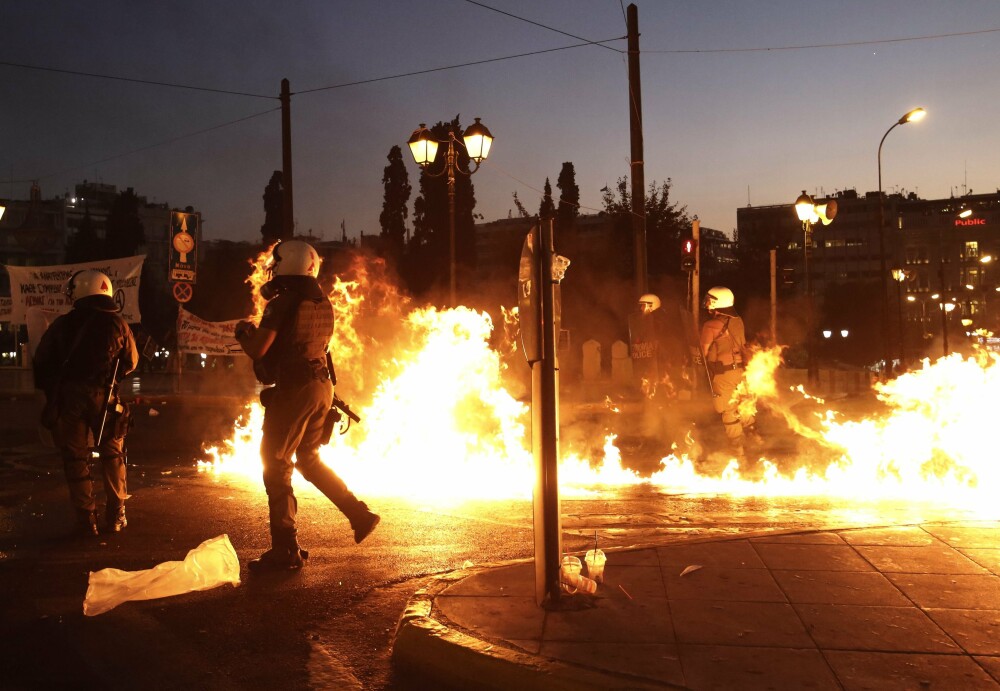 Haos si disperare in Atena. Imaginile unei nopti in care nervii grecilor au cedat dupa saptamani de tensiuni. GALERIE FOTO - Imaginea 3