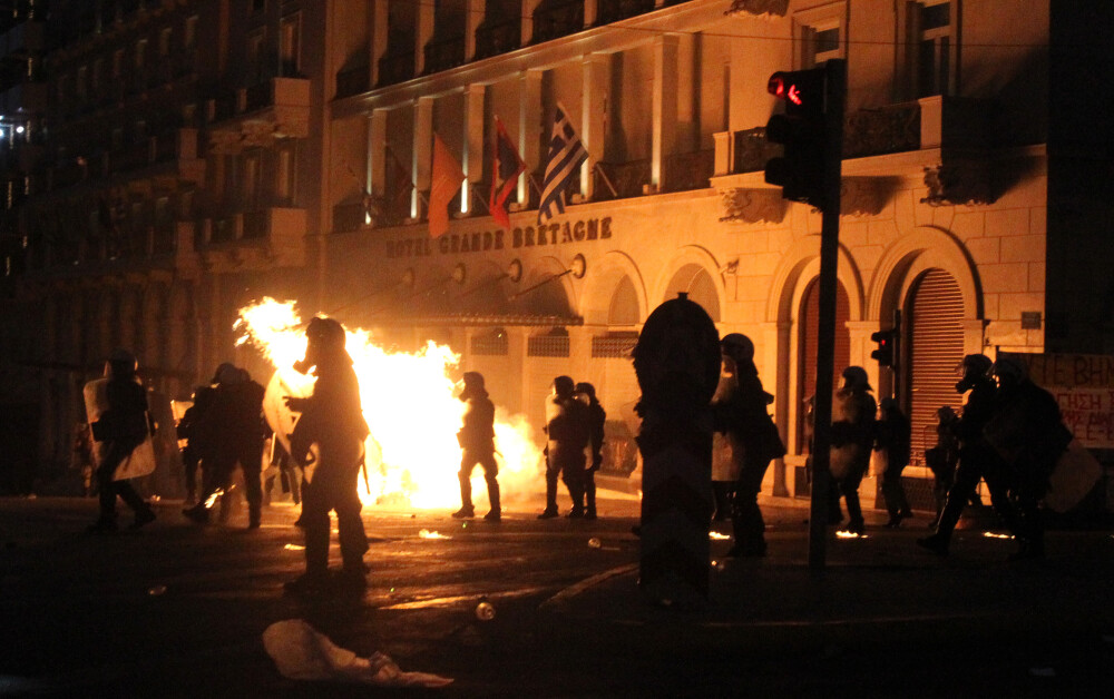 Haos si disperare in Atena. Imaginile unei nopti in care nervii grecilor au cedat dupa saptamani de tensiuni. GALERIE FOTO - Imaginea 7