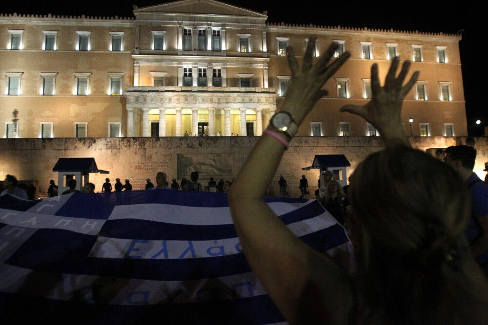 Haos si disperare in Atena. Imaginile unei nopti in care nervii grecilor au cedat dupa saptamani de tensiuni. GALERIE FOTO - Imaginea 8