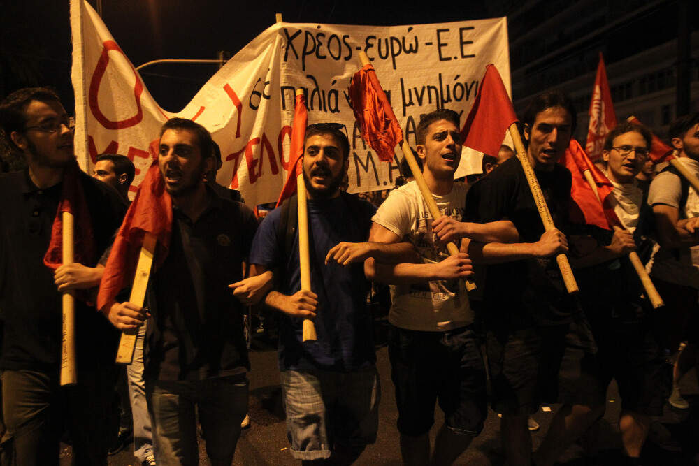 Haos si disperare in Atena. Imaginile unei nopti in care nervii grecilor au cedat dupa saptamani de tensiuni. GALERIE FOTO - Imaginea 9