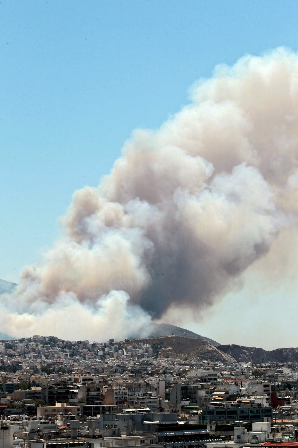 Alerta in Grecia dupa izbucnirea unor incendii violente. 100 de turisti evacuati. Guvernul cere ajutorul tarilor europene - Imaginea 1