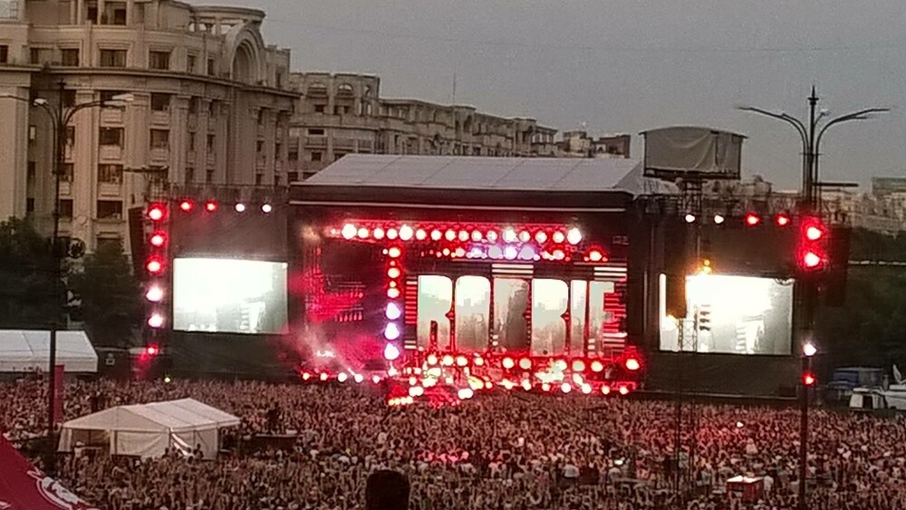 Robbie Williams la Bucuresti: concert fenomenal, organizare defectuoasa. Fanii, extrem de nemultumiti: 