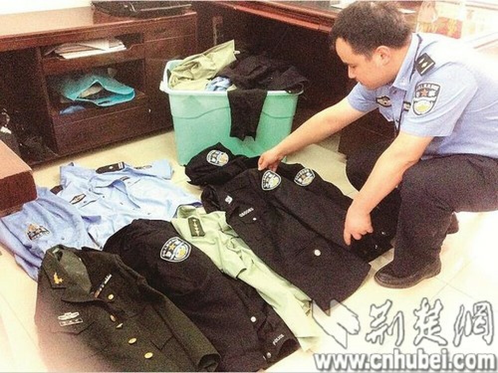Un escroc din China si-a facut sectie de politie in apartament si s-a dat drept agent. Cum a fost prins in final - Imaginea 3