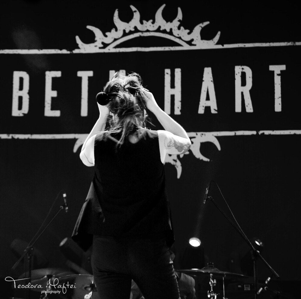Beth Hart, o voce de exceptie, care demonstreaza ca bluesul nu a murit. Concertul care a oprit timpul in loc - Imaginea 28