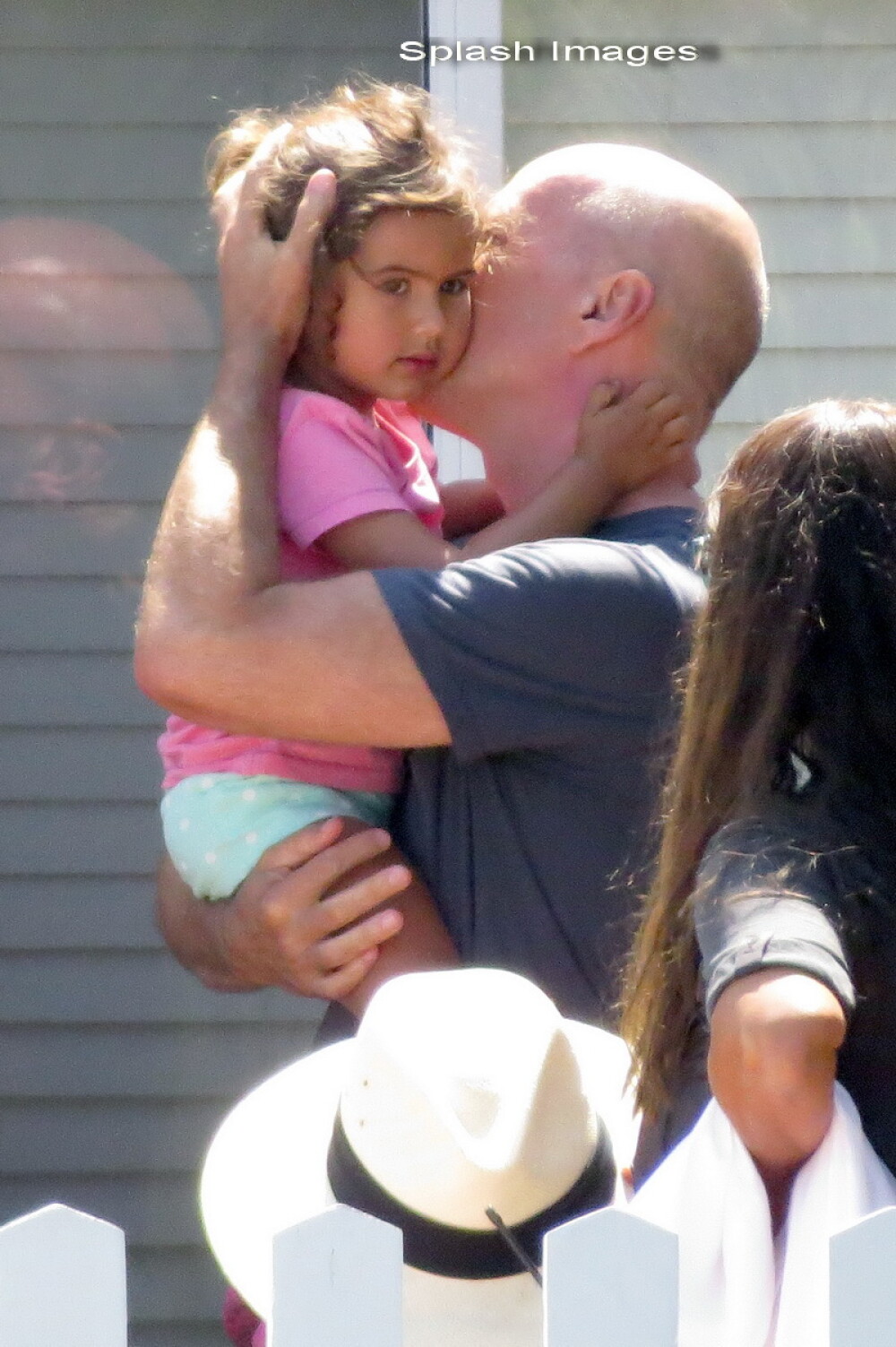 Bruce Willis, in compania fiicei sale. Cum arata fata de care actorul nu se dezlipeste nicio clipa. FOTO - Imaginea 1