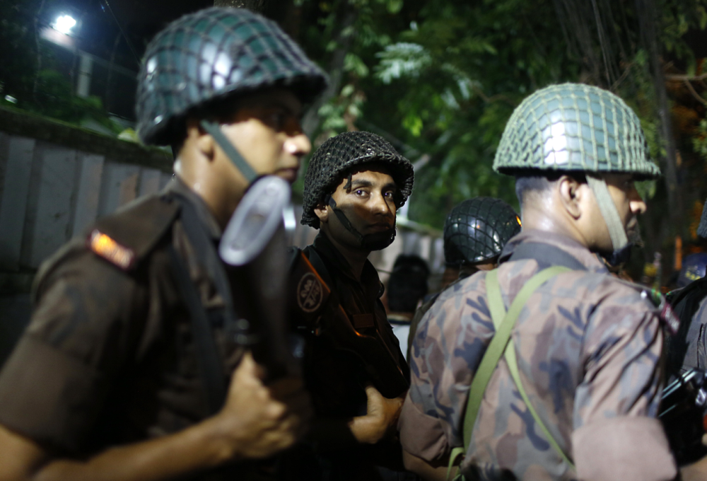 Bilantul atacului din Bangladesh: 20 de morti, zeci de raniti. Primele imagini cu teroristii si detaliul bizar din ele - Imaginea 2
