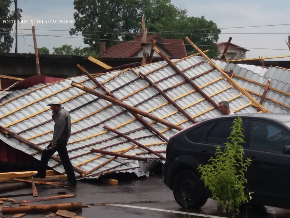 Imagini de groaza, filmate in orasul Hateg. O furtuna a smuls acoperisurile de pe blocuri si copacii din radacini - Imaginea 4