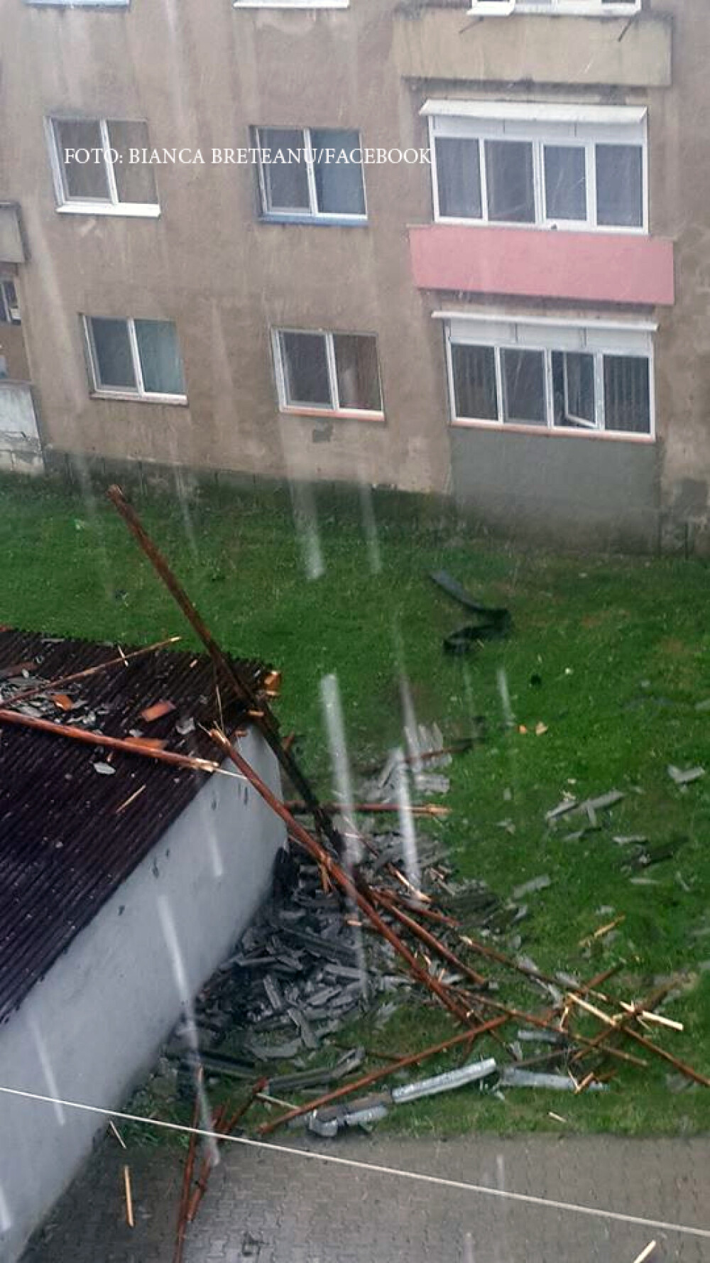 Imagini de groaza, filmate in orasul Hateg. O furtuna a smuls acoperisurile de pe blocuri si copacii din radacini - Imaginea 7