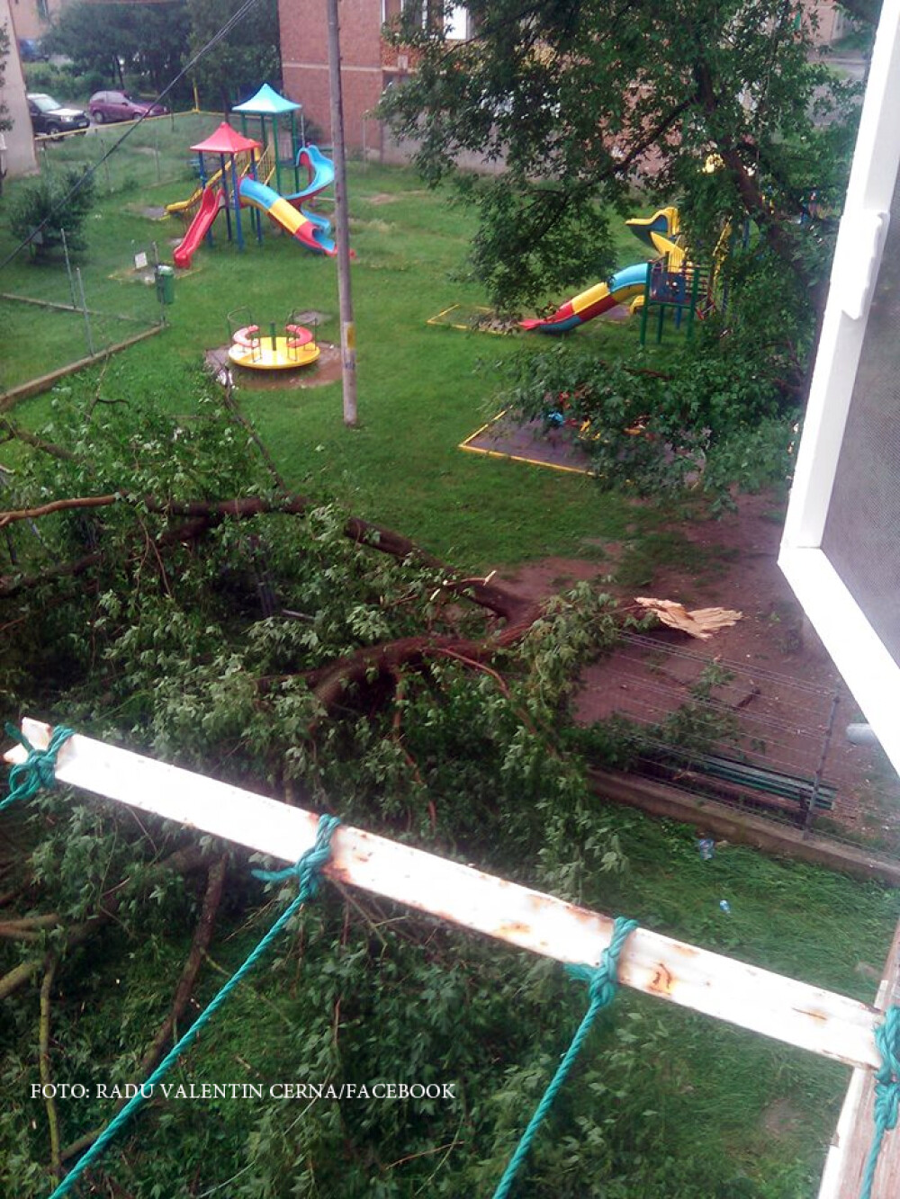 Imagini de groaza, filmate in orasul Hateg. O furtuna a smuls acoperisurile de pe blocuri si copacii din radacini - Imaginea 8