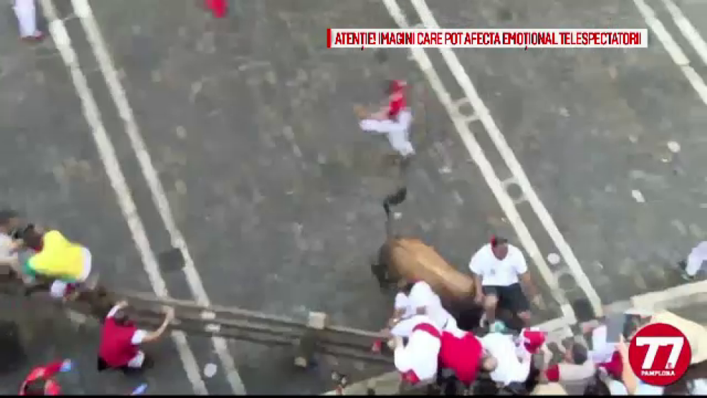 5 persoane au ajuns la spital, la Festivalul de la Pamplona. Momentul in care un toreador este lovit cu coarnele de un taur - Imaginea 8