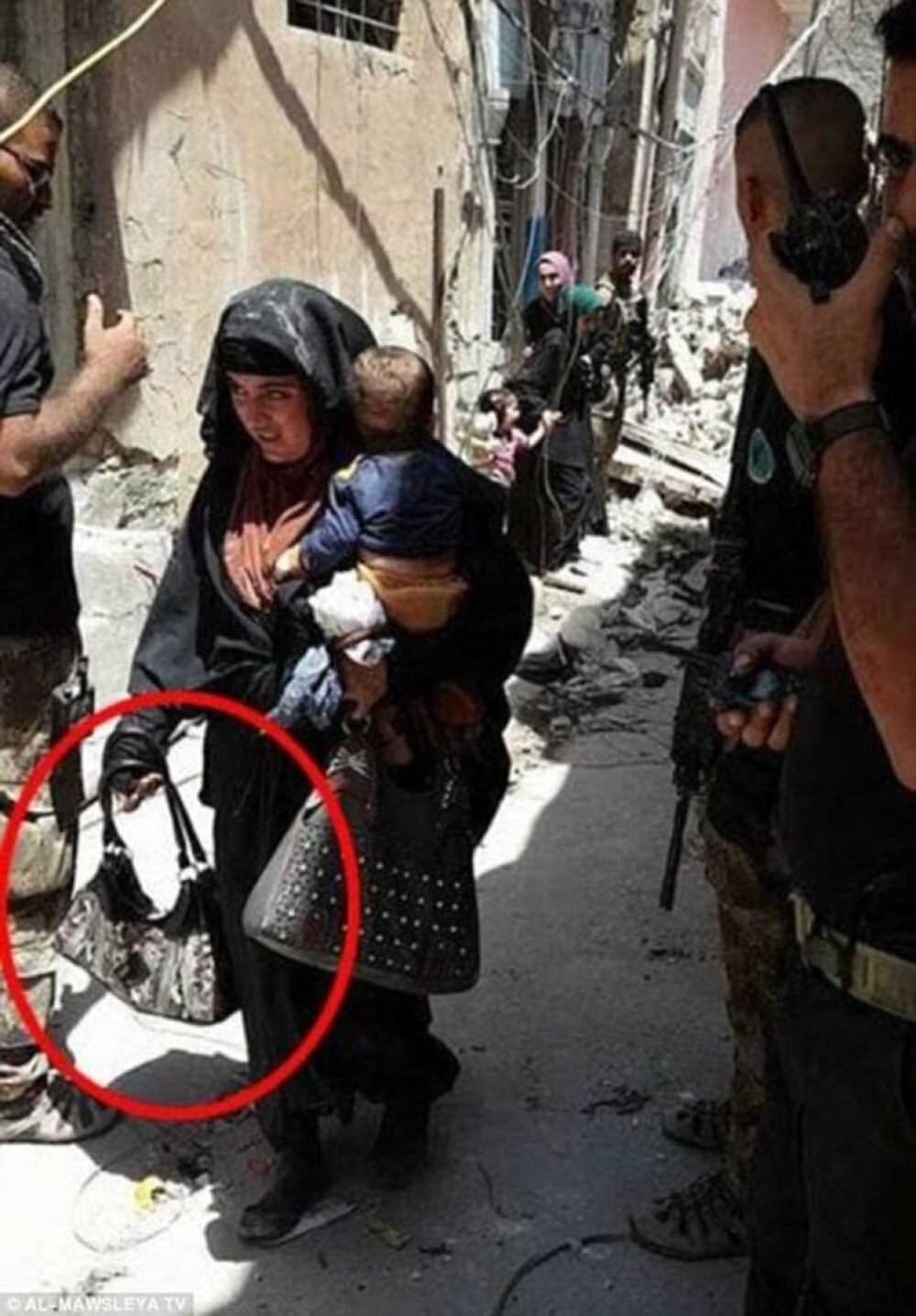 Femeie kamikaze fotografiata cu bebelusul in brate chiar inainte de a detona bomba care i-a ucis pe amandoi, la Mosul - Imaginea 1