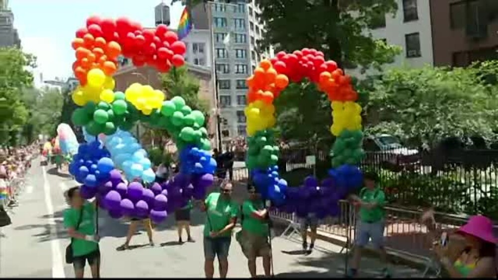 Sute de mii de oameni au participat la marșurile Gay Pride în marile orașe. Incidente la Istanbul - Imaginea 1