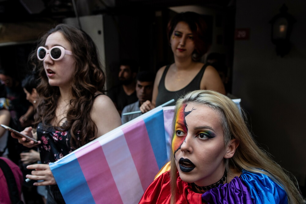 Sute de mii de oameni au participat la marșurile Gay Pride în marile orașe. Incidente la Istanbul - Imaginea 2