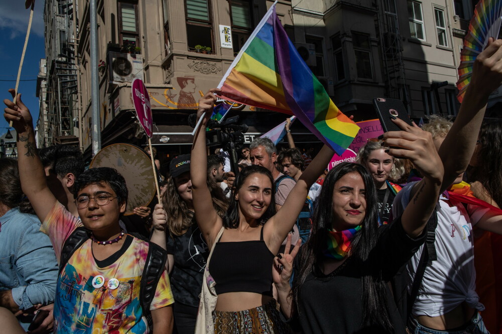 Sute de mii de oameni au participat la marșurile Gay Pride în marile orașe. Incidente la Istanbul - Imaginea 3