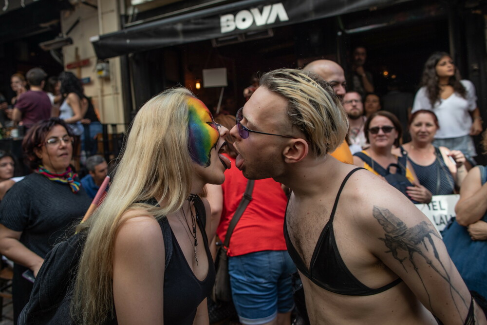 Sute de mii de oameni au participat la marșurile Gay Pride în marile orașe. Incidente la Istanbul - Imaginea 4