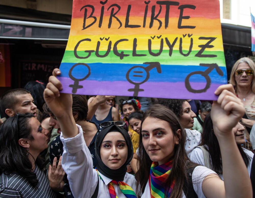 Sute de mii de oameni au participat la marșurile Gay Pride în marile orașe. Incidente la Istanbul - Imaginea 5