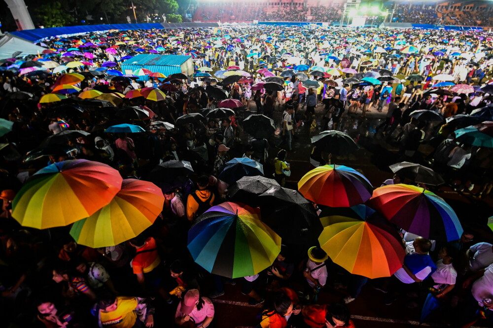 Sute de mii de oameni au participat la marșurile Gay Pride în marile orașe. Incidente la Istanbul - Imaginea 6