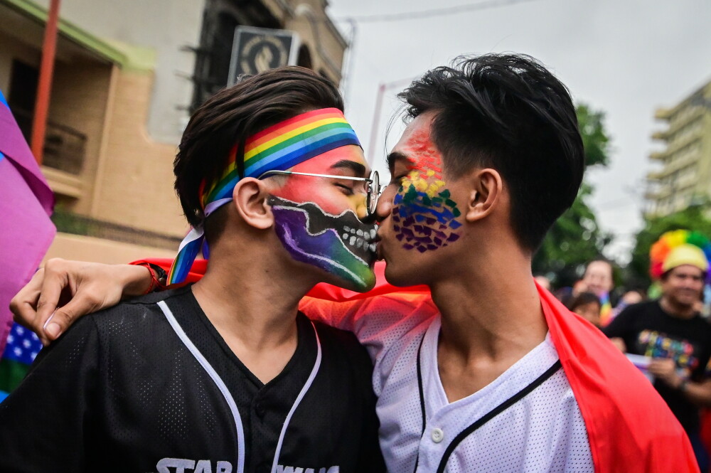 Sute de mii de oameni au participat la marșurile Gay Pride în marile orașe. Incidente la Istanbul - Imaginea 7
