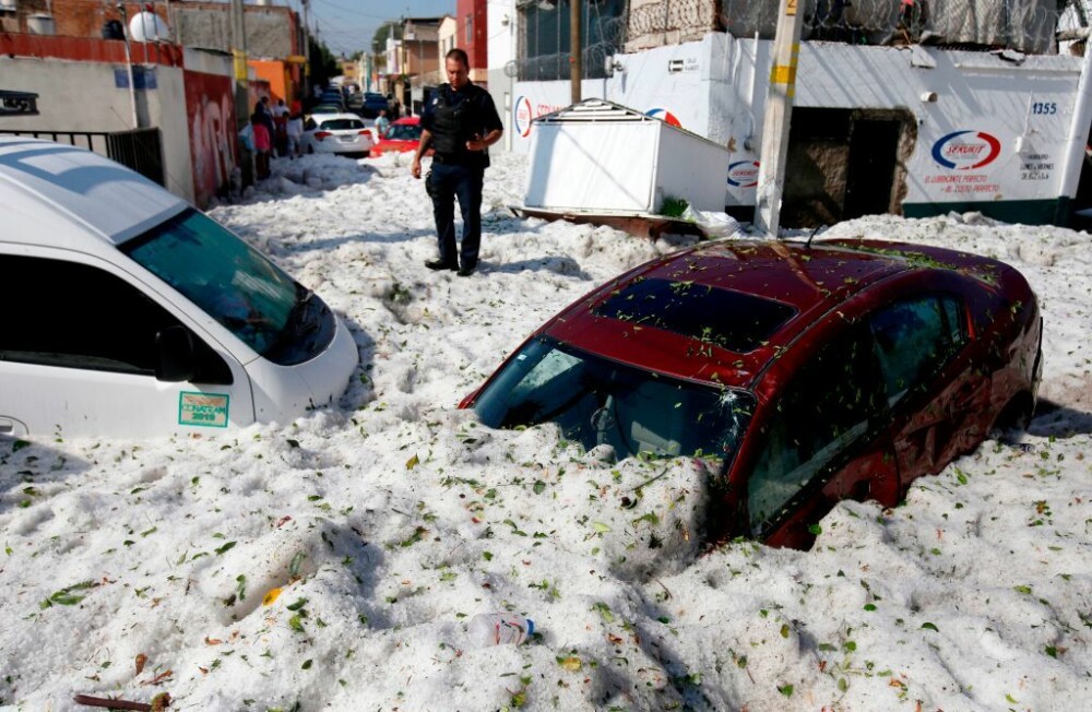 Imagini incredibile. Străzile din Guadalajara, acoperite cu gheață la 30 de grade Celsius - Imaginea 7