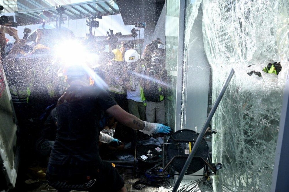 Manifestații în Hong Kong. Protestatarii au încercat să intre în Parlament - Imaginea 2