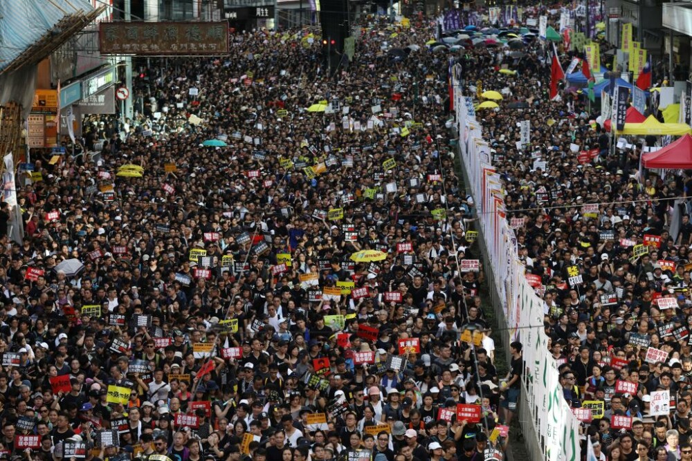 Manifestații în Hong Kong. Protestatarii au încercat să intre în Parlament - Imaginea 3