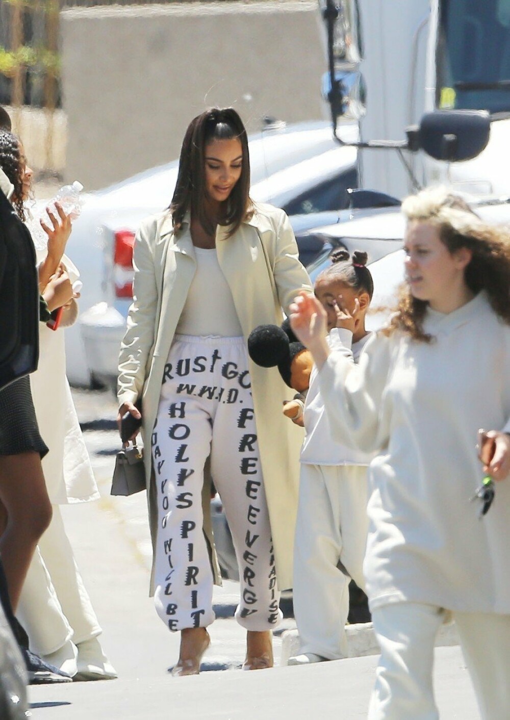 Cum a mers Kim Kardashian îmbrăcată la biserică. Fanii, șocați - Imaginea 28