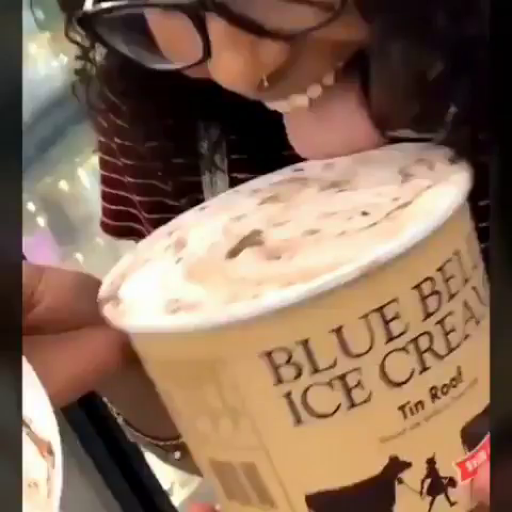 VIDEO. Femeie filmată în magazin în timp ce linge o înghețată, apoi o pune la loc în frigider - Imaginea 2