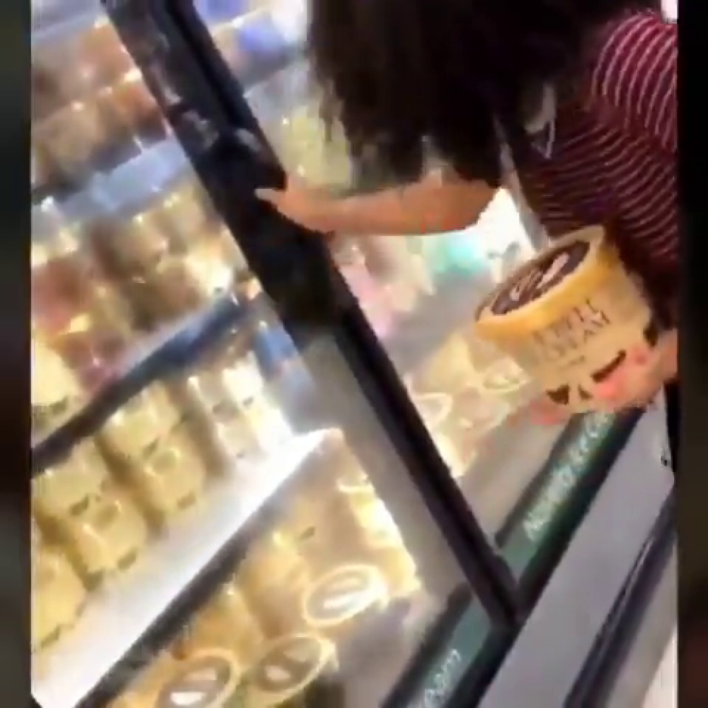 VIDEO. Femeie filmată în magazin în timp ce linge o înghețată, apoi o pune la loc în frigider - Imaginea 3