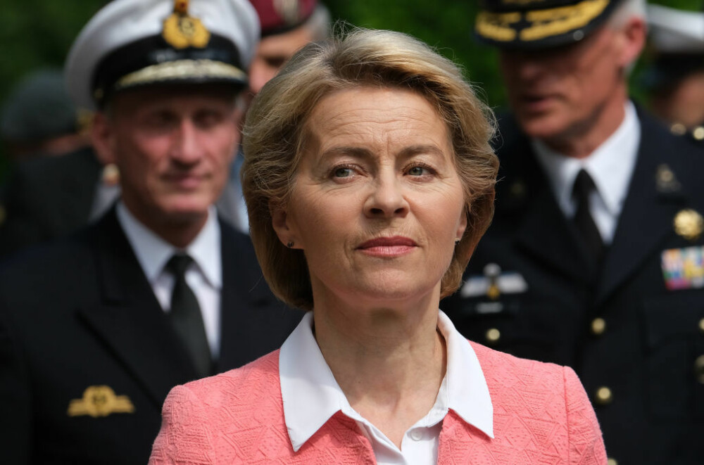 Von der Leyen ar putea deveni prima femeie șef al CE. Este ginecolog și are 7 copii - Imaginea 4