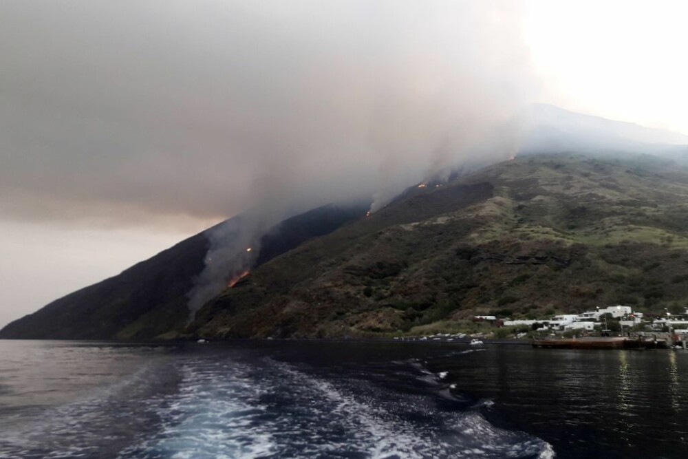 Marea a fost acoperită cu cenușă. Ce a lăsat în urmă erupția unui vulcan din Italia. FOTO - Imaginea 5