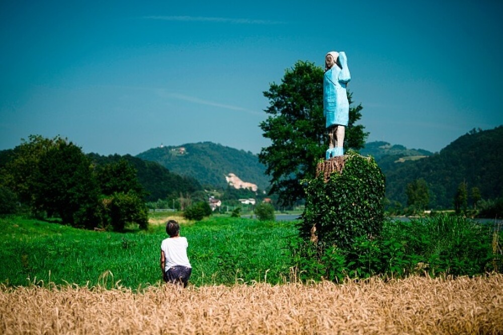 Statuia bizară cu Melania Trump, sculptată cu drujba în Slovenia. Reacția localnicilor - Imaginea 1