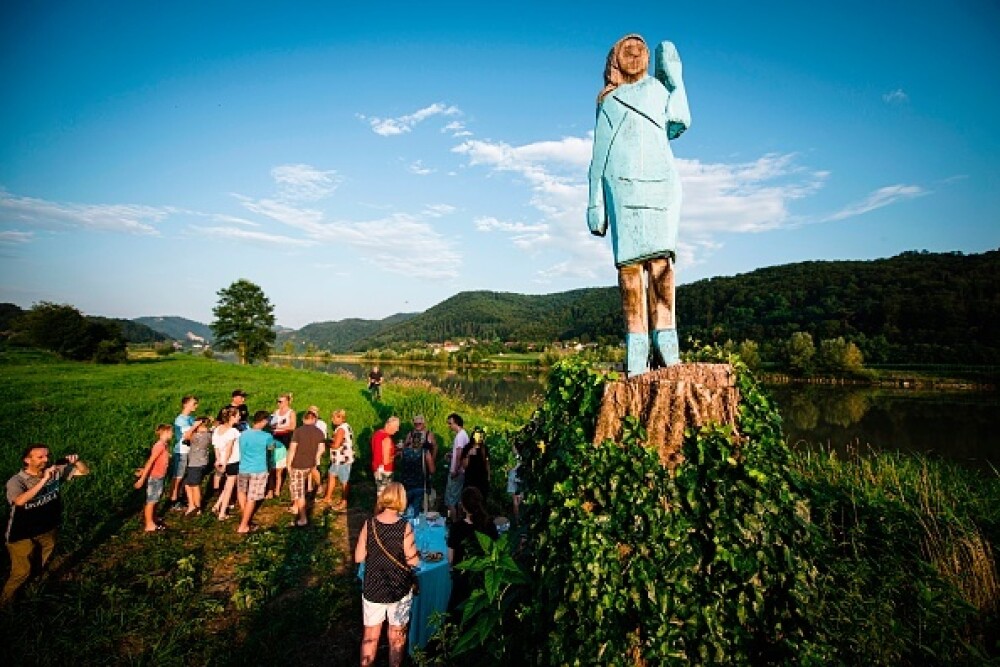 Statuia bizară cu Melania Trump, sculptată cu drujba în Slovenia. Reacția localnicilor - Imaginea 2