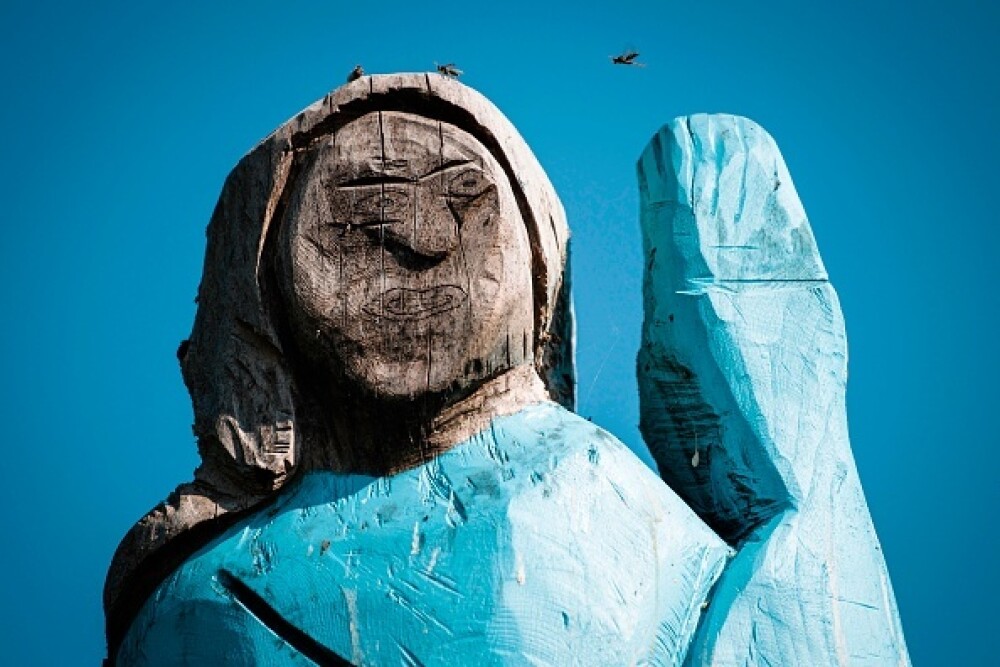 Statuia bizară cu Melania Trump, sculptată cu drujba în Slovenia. Reacția localnicilor - Imaginea 3