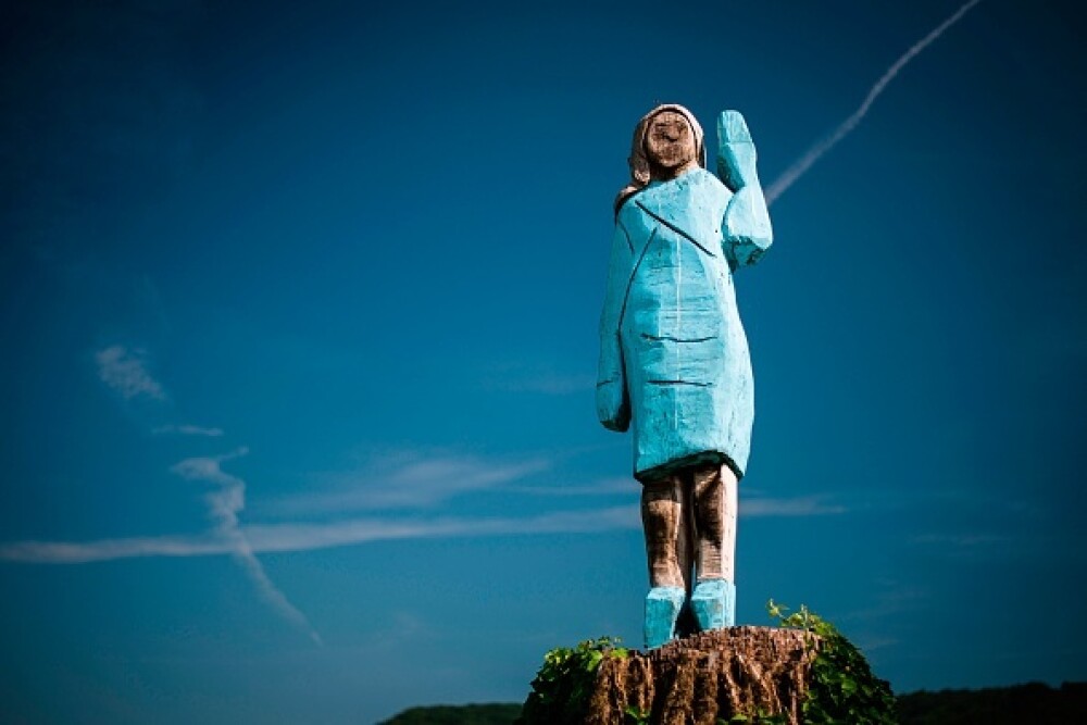 Statuia bizară cu Melania Trump, sculptată cu drujba în Slovenia. Reacția localnicilor - Imaginea 4