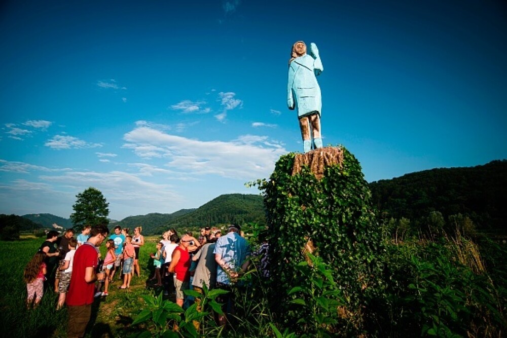Statuia bizară cu Melania Trump, sculptată cu drujba în Slovenia. Reacția localnicilor - Imaginea 6