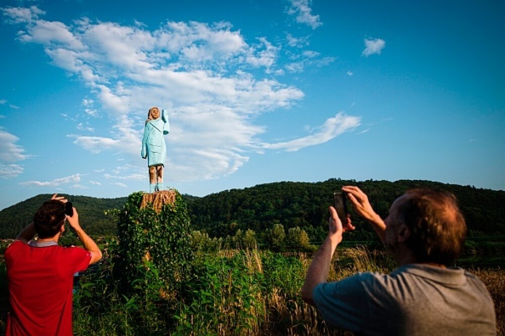 Statuia bizară cu Melania Trump, sculptată cu drujba în Slovenia. Reacția localnicilor - Imaginea 8