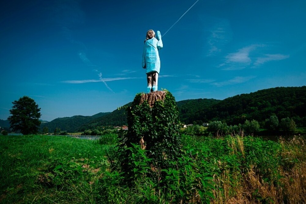 Statuia bizară cu Melania Trump, sculptată cu drujba în Slovenia. Reacția localnicilor - Imaginea 9
