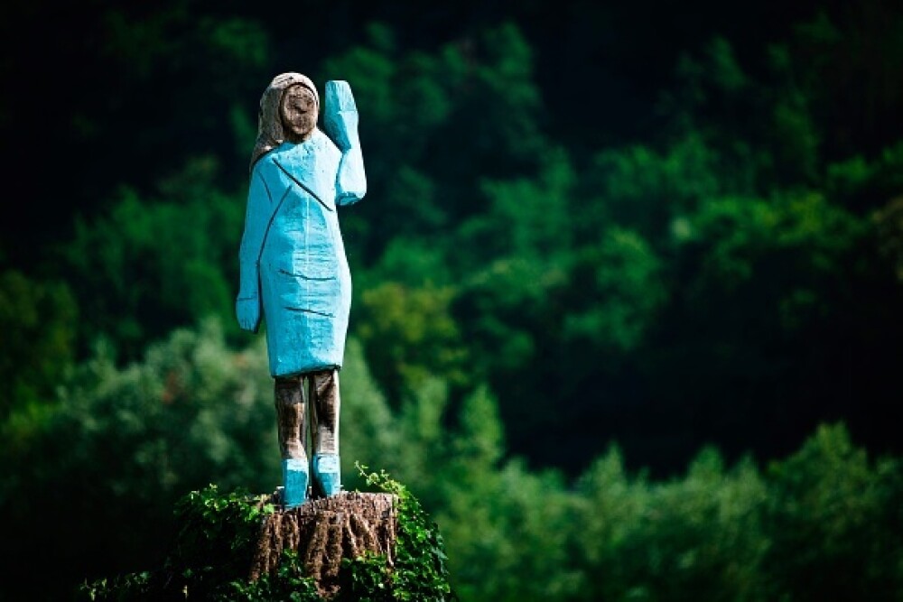 Statuia bizară cu Melania Trump, sculptată cu drujba în Slovenia. Reacția localnicilor - Imaginea 11