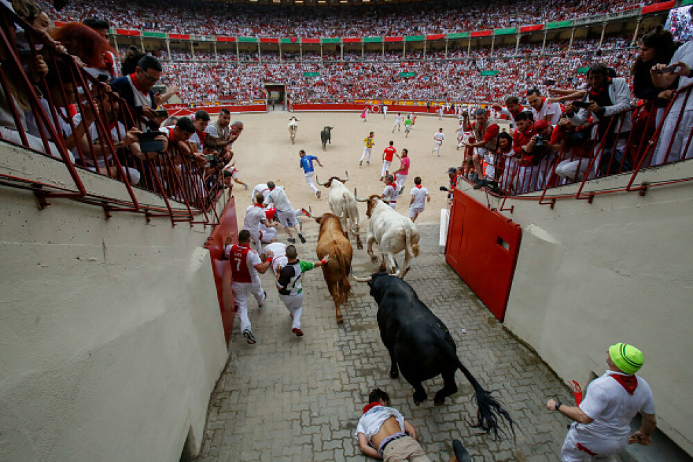 Imagini șocante. Turiști călcați în picioare și împunși de tauri la Pamplona - Imaginea 1