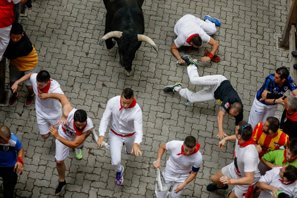 Imagini șocante. Turiști călcați în picioare și împunși de tauri la Pamplona - Imaginea 13