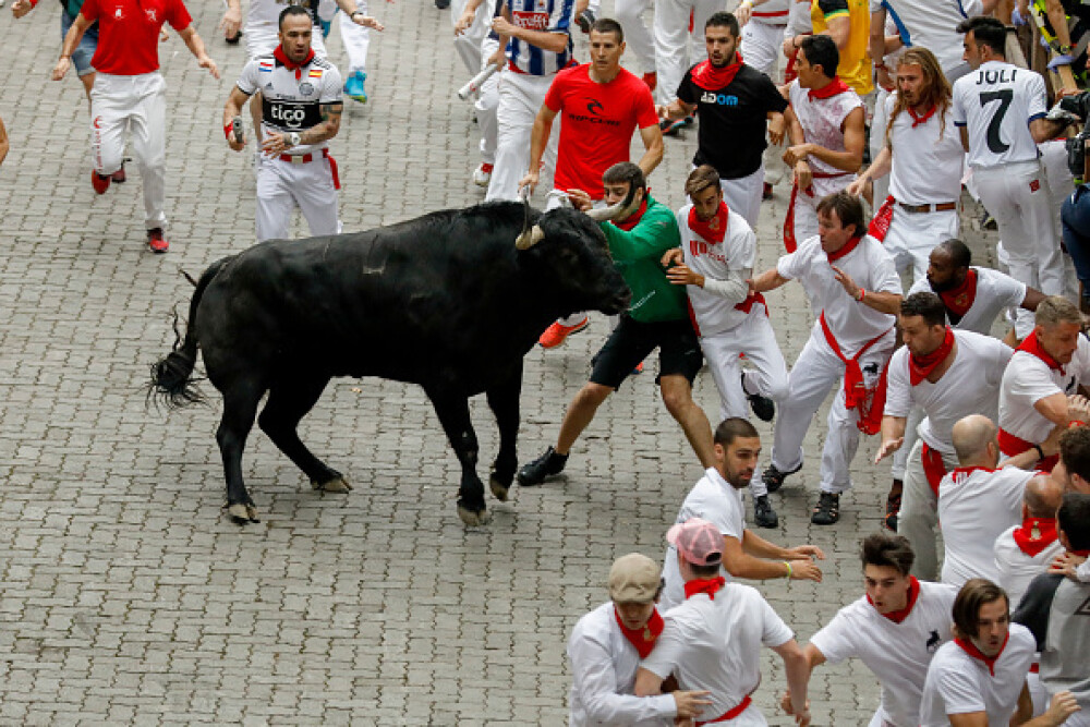 Imagini șocante. Turiști călcați în picioare și împunși de tauri la Pamplona - Imaginea 23