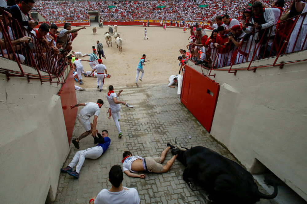 Imagini șocante. Turiști călcați în picioare și împunși de tauri la Pamplona - Imaginea 27