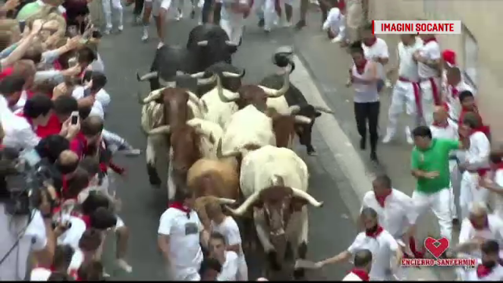 Momentul în care turiștii sunt puși la pământ de taurii furioși, la Festivalul de la Pamplona - Imaginea 1