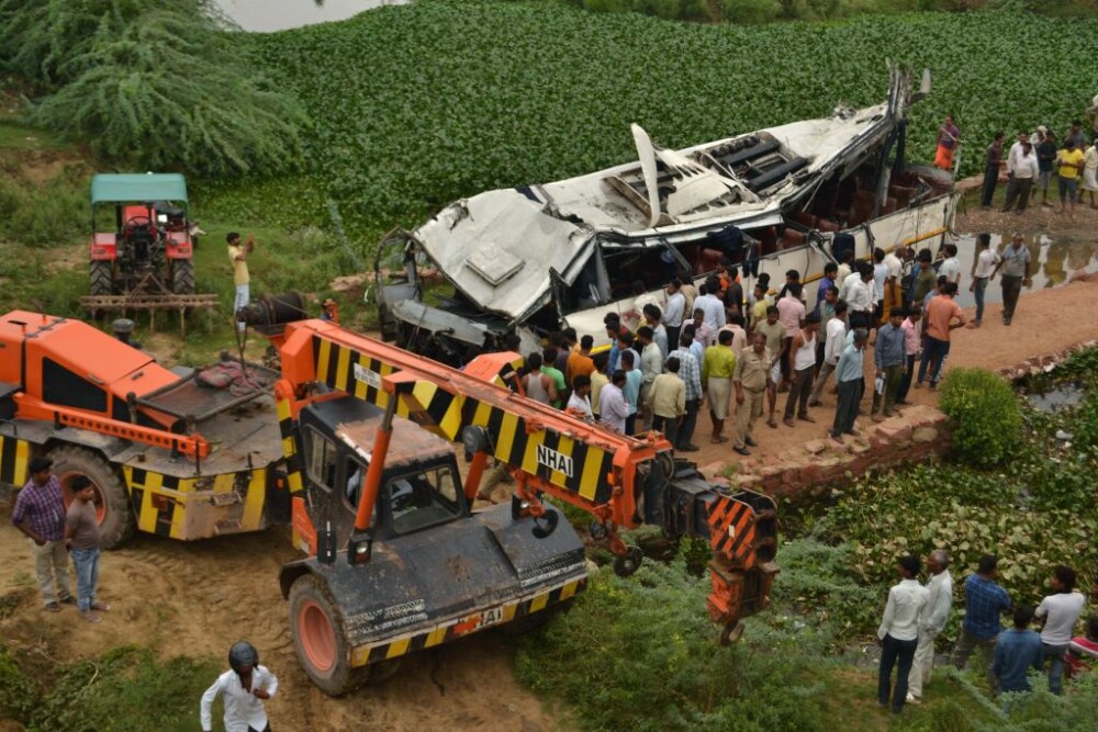 VIDEO: Accident grav de autobuz în India. Cel puţin 29 de oameni au murit şi 18 sunt răniţi - Imaginea 1