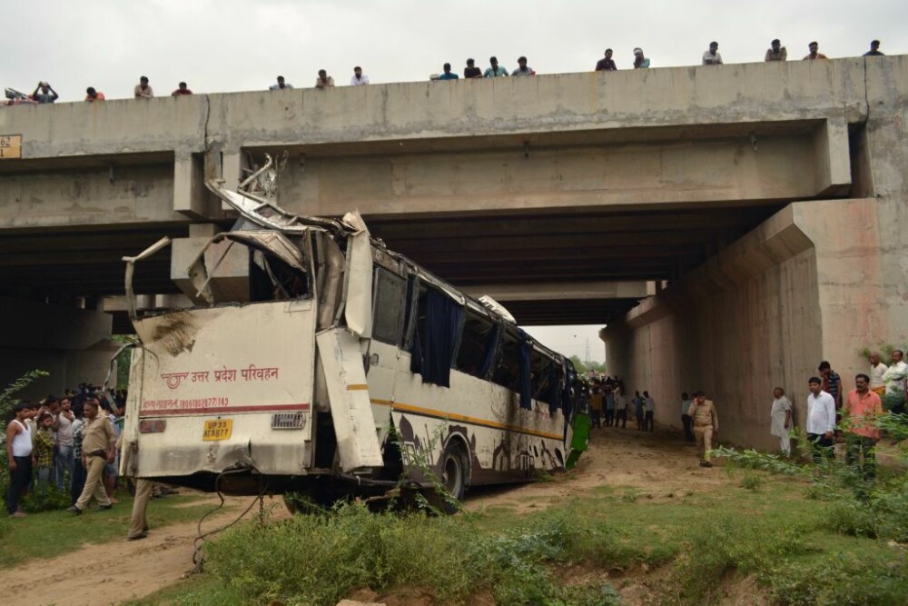 VIDEO: Accident grav de autobuz în India. Cel puţin 29 de oameni au murit şi 18 sunt răniţi - Imaginea 2