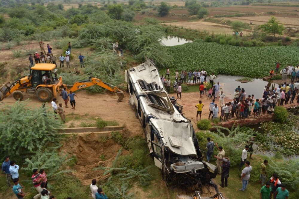 VIDEO: Accident grav de autobuz în India. Cel puţin 29 de oameni au murit şi 18 sunt răniţi - Imaginea 3