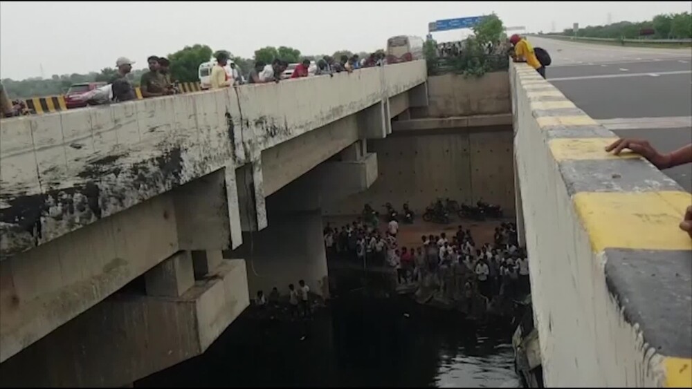 VIDEO: Accident grav de autobuz în India. Cel puţin 29 de oameni au murit şi 18 sunt răniţi - Imaginea 4