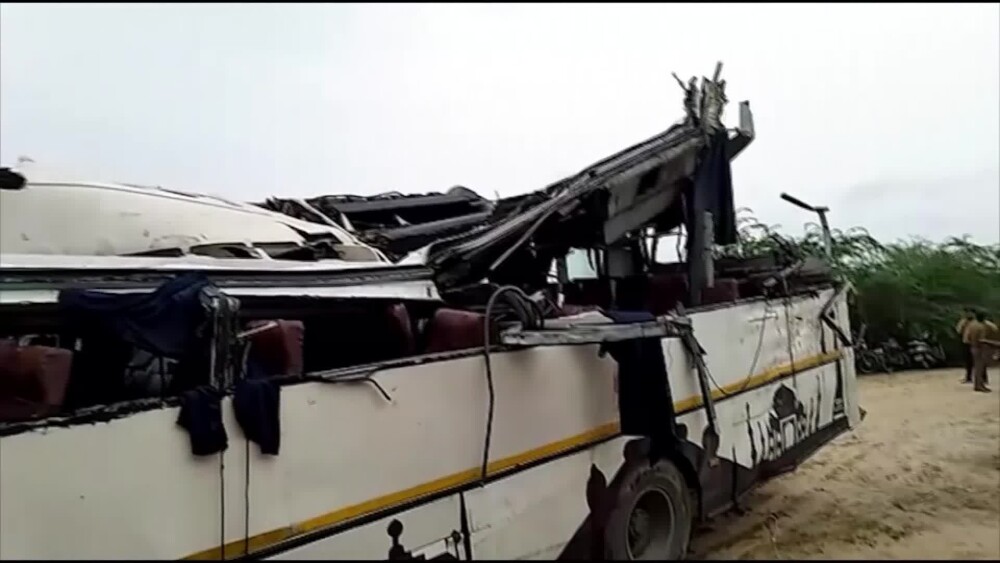 VIDEO: Accident grav de autobuz în India. Cel puţin 29 de oameni au murit şi 18 sunt răniţi - Imaginea 5